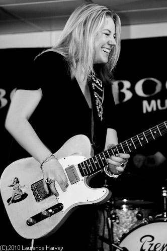 Joanne Shaw Taylor, guitar