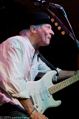 Del Bromham on guitar