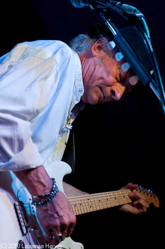 Del Bromham on guitar