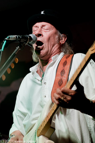 Del Bromham on guitar