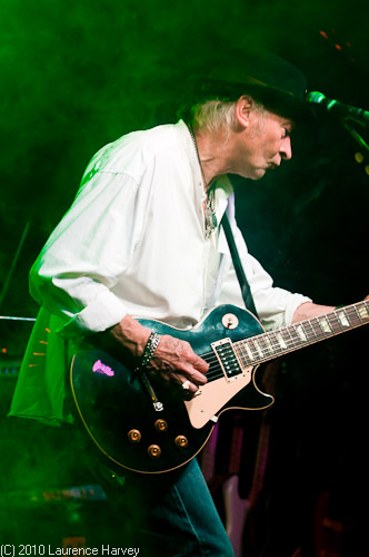 Del Bromham on guitar