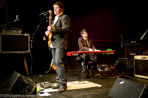 Ron Sayer on guitar & vocals & Andy 'Mojo' Robinson on keyboards