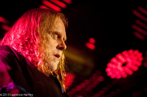 Warren Haynes on guitar & lead vocals