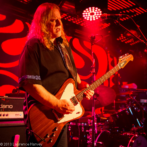 Warren Haynes on guitar & lead vocals