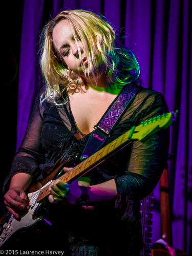 Chantel McGregor on guitar & vocals
