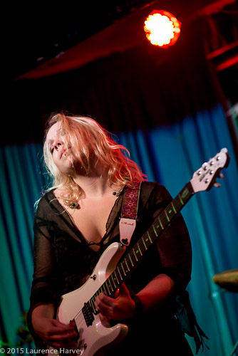 Chantel McGregor on guitar & vocals