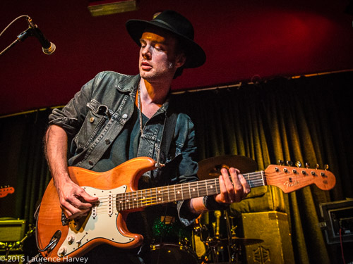 Dave Hanson on guitar & vocals