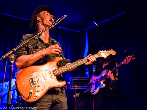 Dave Hanson on guitar & vocals