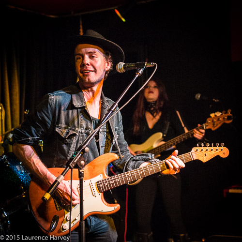 Dave Hanson on guitar & vocals