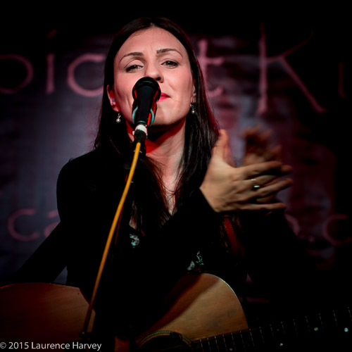 Dani Wilde on guitar & vocals