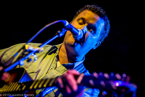 Niall Kelly on guitar & vocals