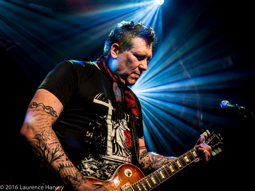 Laurie Mansworth on guitar