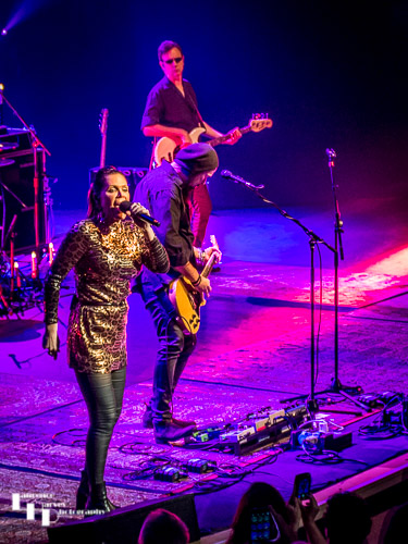 Beth Hart and her band: Jon Nichols on guitar & Bob Marinelli on bass