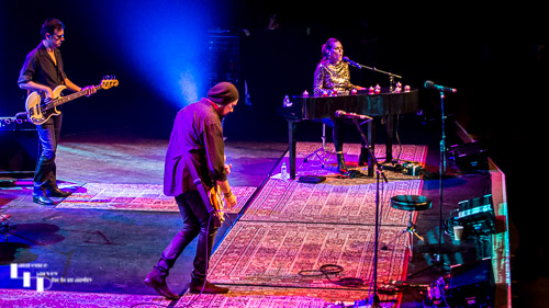 Beth Hart and her band: Jon Nichols on guitar & Bob Marinelli on bass