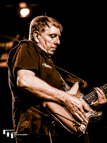 Keith Howe on lead guitar
