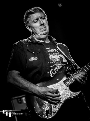 Keith Howe on lead guitar