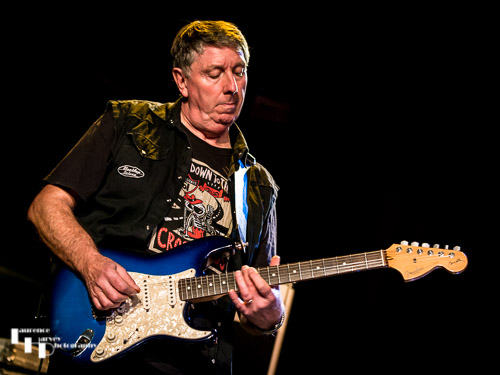 Keith Howe on lead guitar