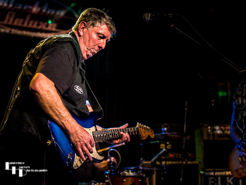 Keith Howe on lead guitar