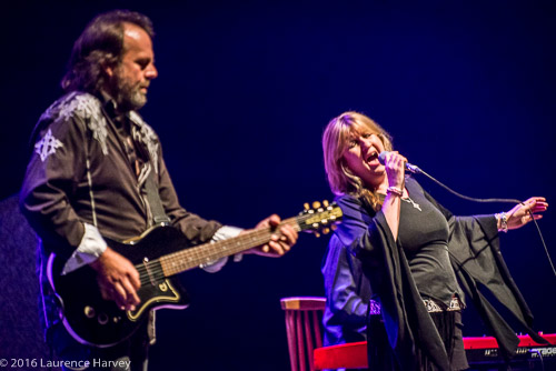 Deborah Bonham on vocals & Peter Bullick on guitar