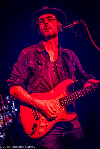 Dave Hanson on guitar & vocals