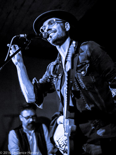 Dave Hanson on guitar & vocals