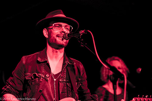 Dave Hanson on guitar & vocals