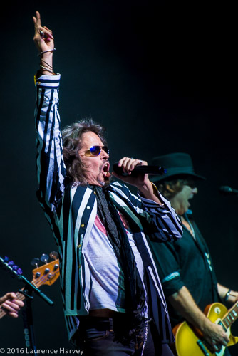 Kelly Hansen on lead vocals