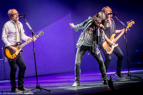 Kelly Hansen on lead vocals, Mick Jones on lead guitar & Jeff Pilson on bass