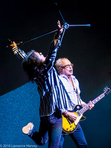 Kelly Hansen on lead vocals & Mick Jones on lead guitar