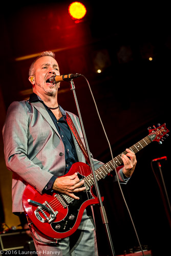 JJ Grey on vocals & guitar