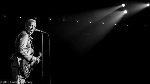 JJ Grey on vocals & guitar