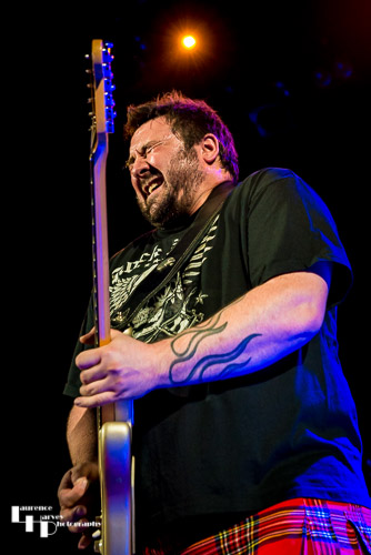 Alan Nimmo on guitar