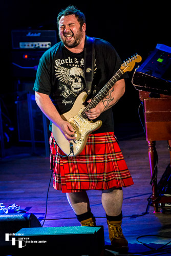Alan Nimmo on guitar