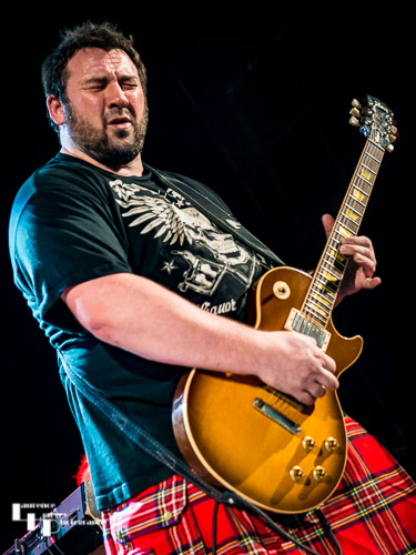Alan Nimmo on guitar