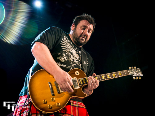Alan Nimmo on guitar