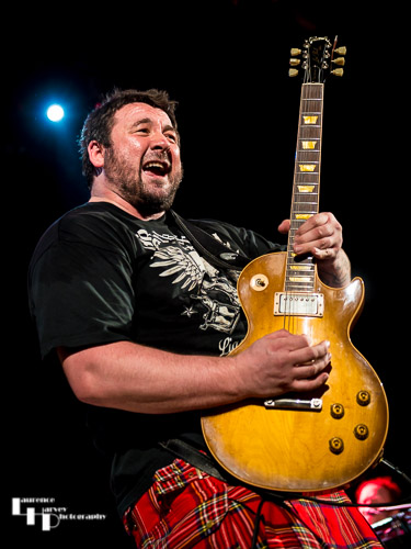 Alan Nimmo on guitar