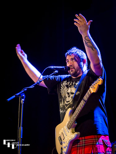 Alan Nimmo on vocals
