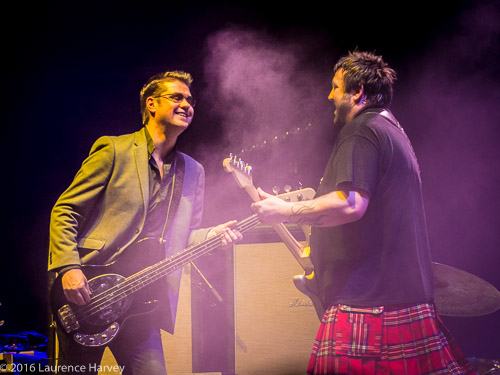 Alan Nimmo on guitar & vocals, Lindsay Coulson on bass