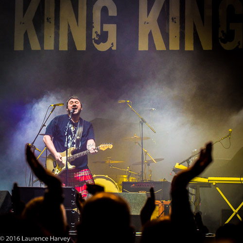 Alan Nimmo on guitar & vocals