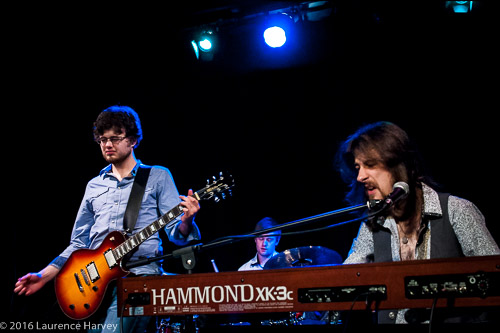 Andrew Pipe on guitar & Jamie Pipe on keyboards