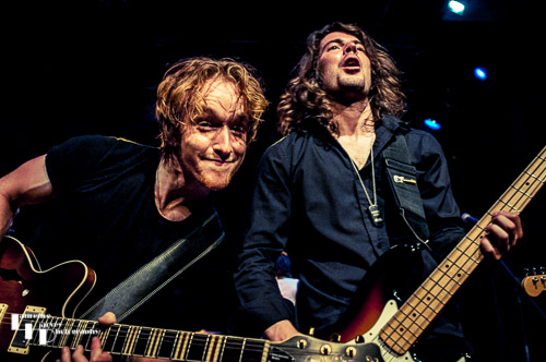 Alex Butler on lead guitar & Mike Topp on bass