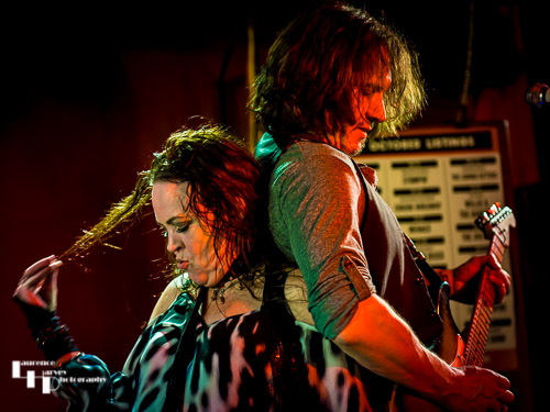Stacie Collins on vocals & Jon Sudbury on guitar