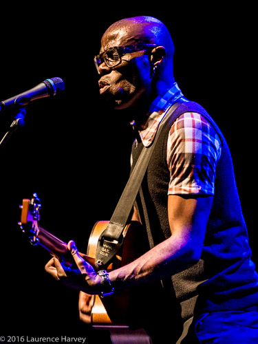 Seany Clarke on acoustic guitar & vocals