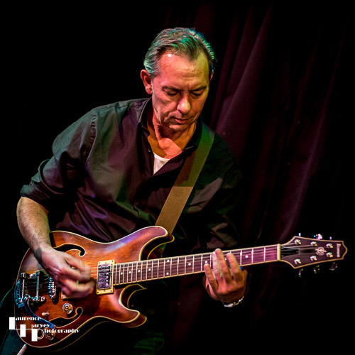 Loz Netto on guitar