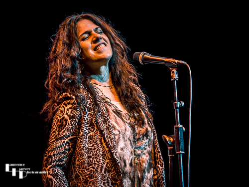 Sari Schorr on vocals