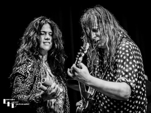Sari Schorr on vocals & Innes Sibun on guitar
