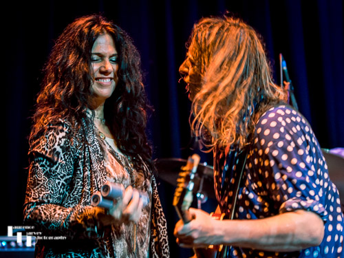 Sari Schorr on vocals & Innes Sibun on guitar