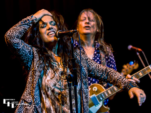 Sari Schorr on vocals