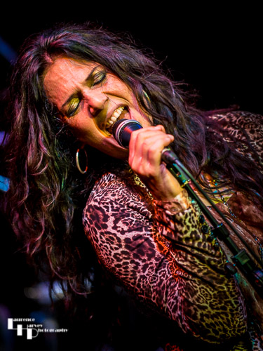 Sari Schorr on vocals