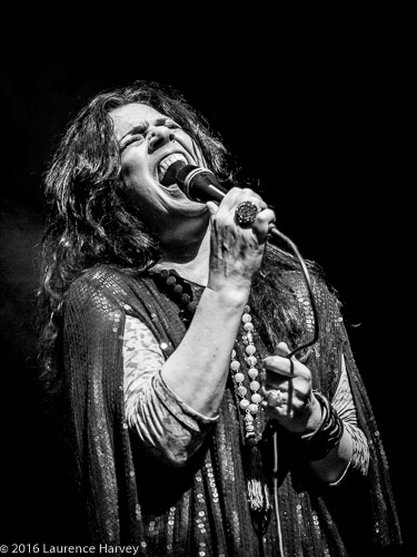 Sari Schorr on vocals